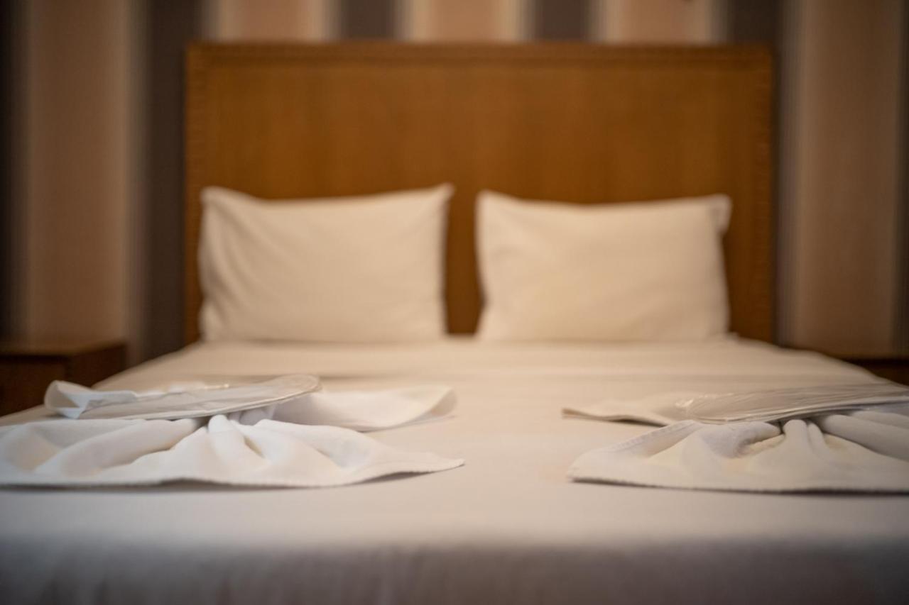 Cheers Vintage Hostel Istanbul Exterior photo A bed with pillows