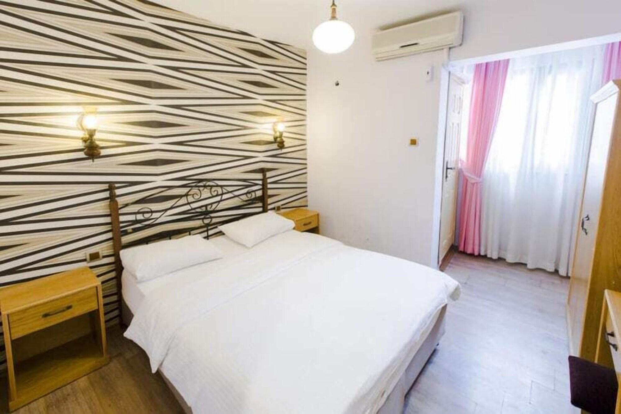 Cheers Vintage Hostel Istanbul Exterior photo A bedroom in a hotel