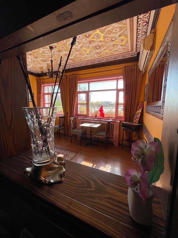 Cheers Vintage Hostel Istanbul Exterior photo The interior of the house