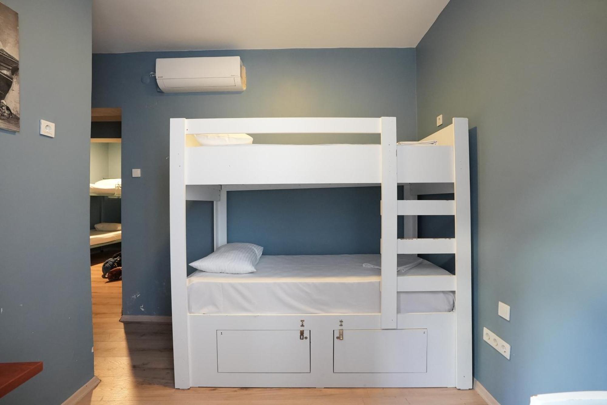 Cheers Vintage Hostel Istanbul Exterior photo A bunk bed