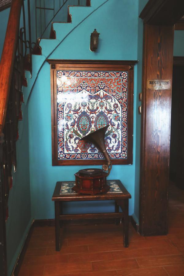 Cheers Vintage Hostel Istanbul Exterior photo A gramophone in the museum
