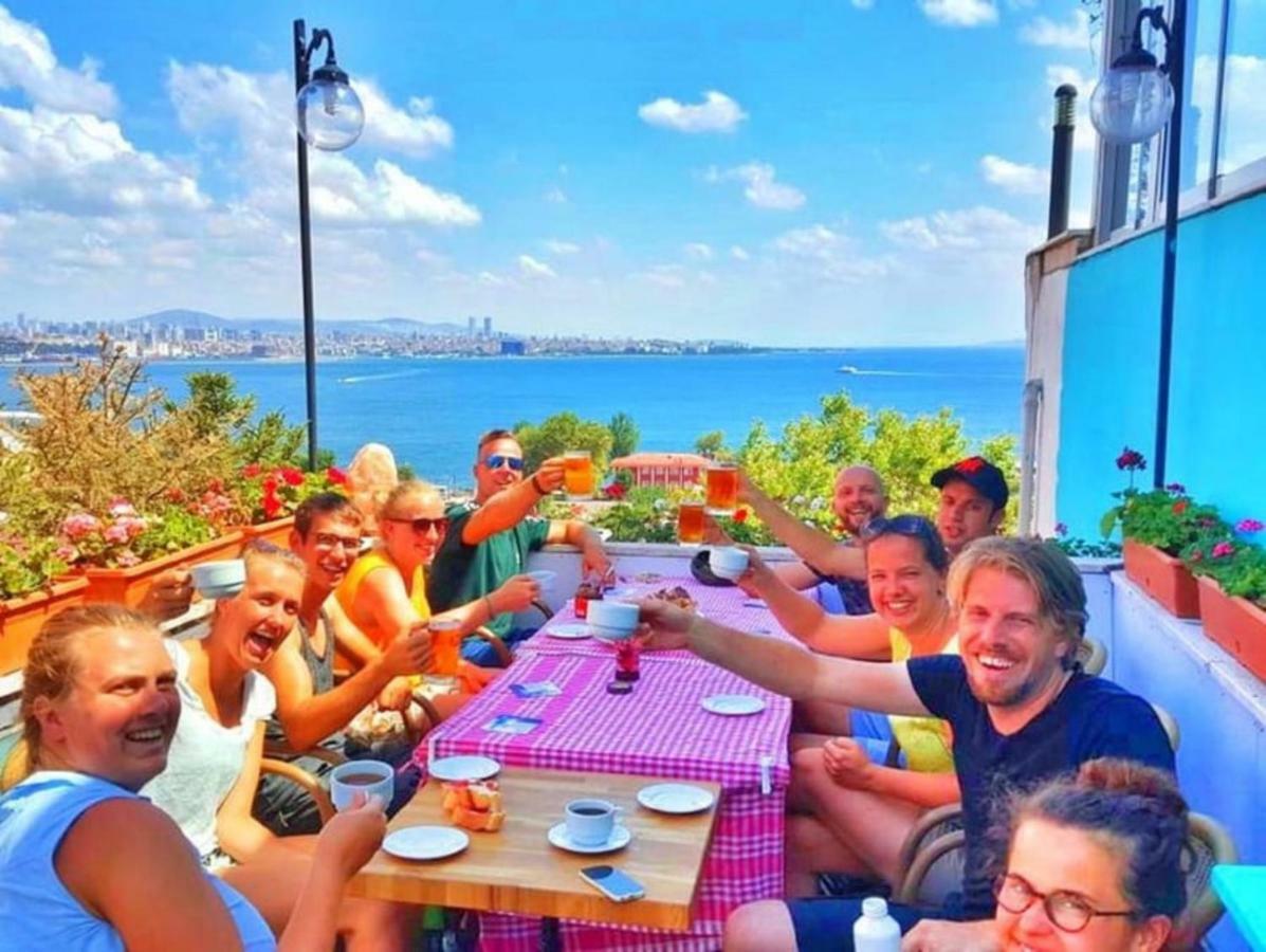 Cheers Vintage Hostel Istanbul Exterior photo A typical rooftop party
