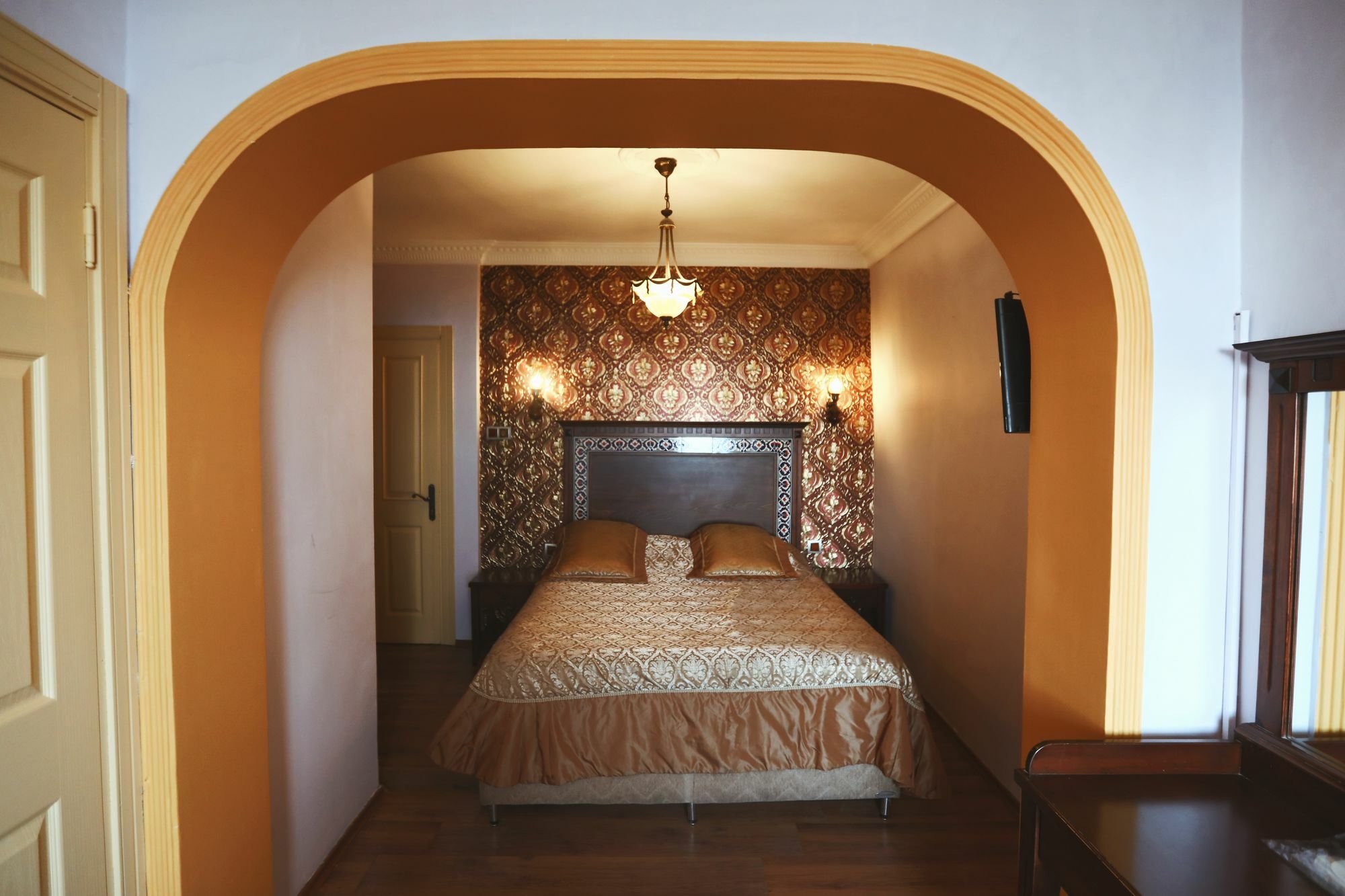 Cheers Vintage Hostel Istanbul Exterior photo A bedroom in the hotel