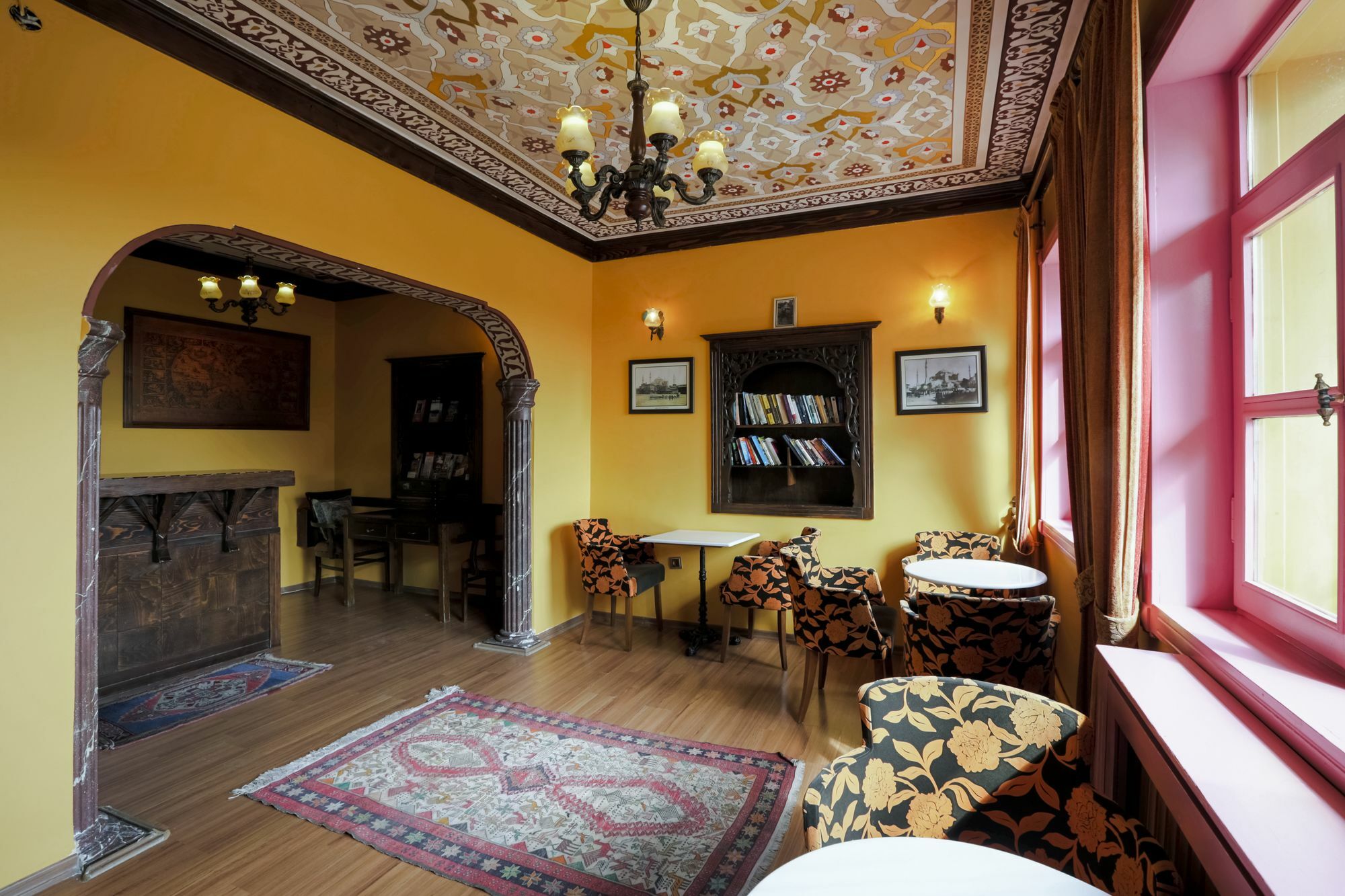 Cheers Vintage Hostel Istanbul Exterior photo Interior of the house