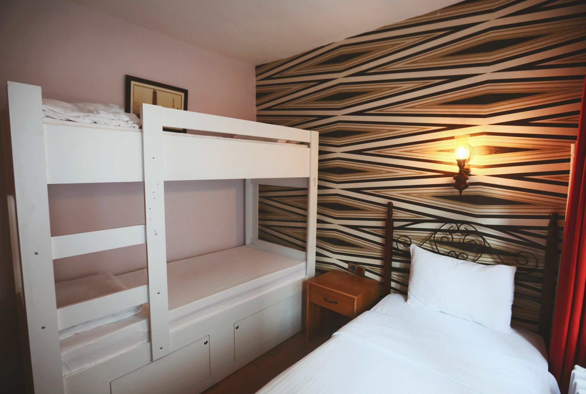 Cheers Vintage Hostel Istanbul Exterior photo A bunk bed in a hotel room