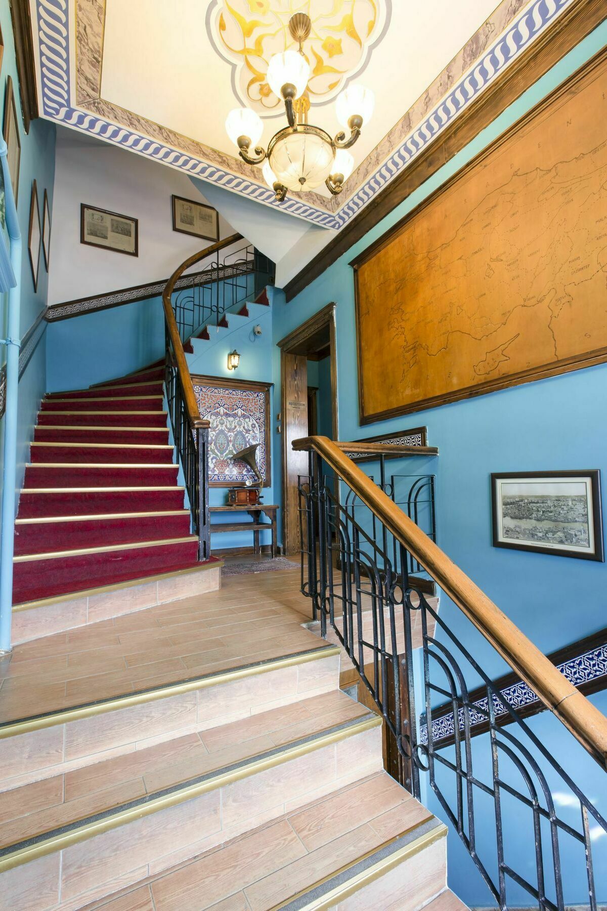 Cheers Vintage Hostel Istanbul Exterior photo Interior of the house