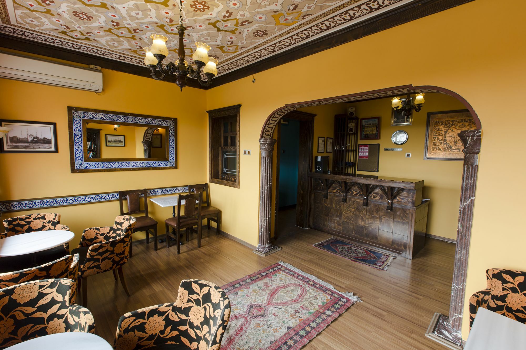 Cheers Vintage Hostel Istanbul Exterior photo Interior of the restaurant